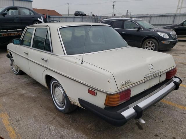 1975 Mercedes-Benz 200 Series