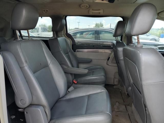 2010 Volkswagen Routan SE