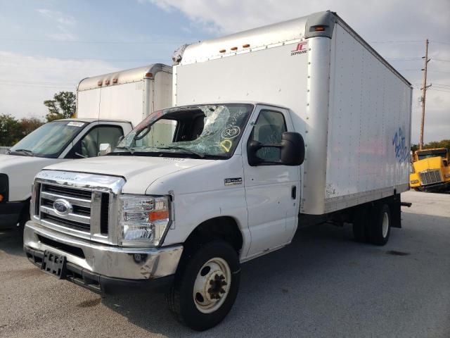 2014 Ford Econoline E450 Super Duty Cutaway Van