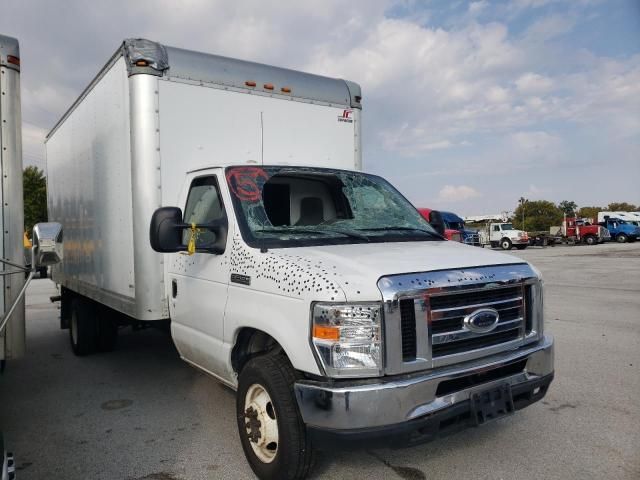 2014 Ford Econoline E450 Super Duty Cutaway Van