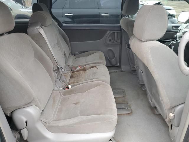 2004 Toyota Sienna CE