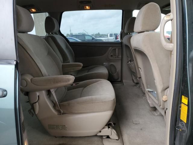 2004 Toyota Sienna CE