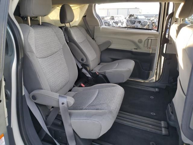 2022 Toyota Sienna LE