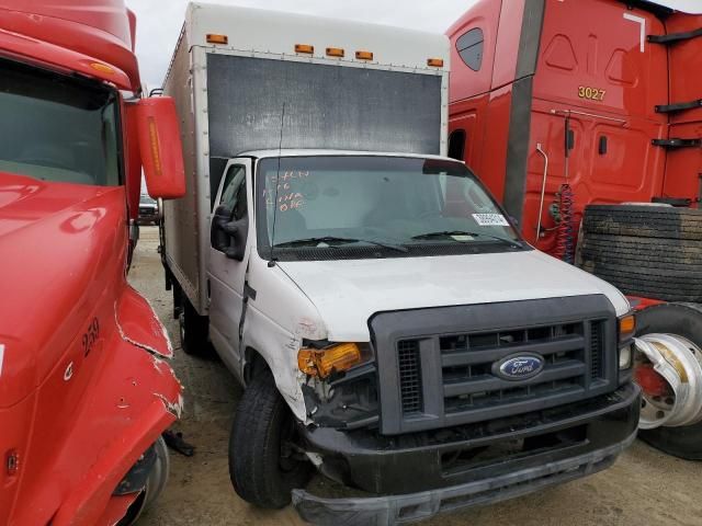 2011 Ford Econoline E350 Super Duty Cutaway Van