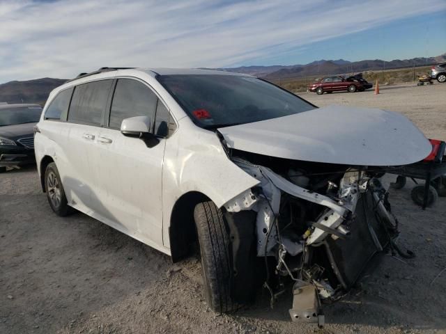 2022 Toyota Sienna LE