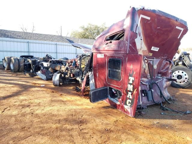 2013 Kenworth Construction T680