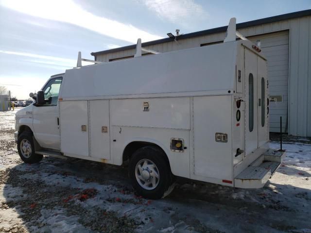 2014 Ford Econoline E350 Super Duty Cutaway Van