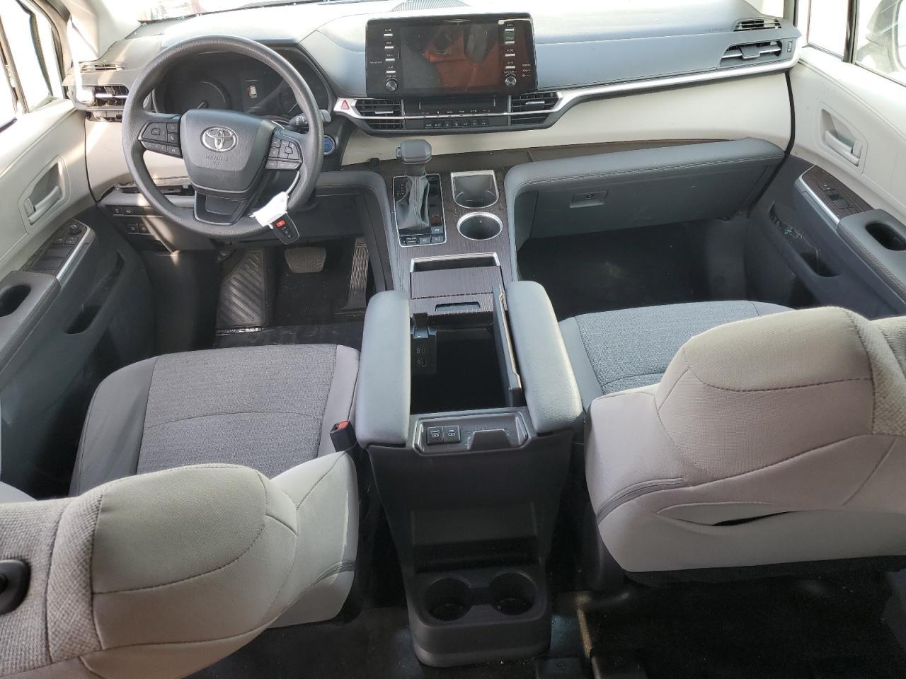 2024 Toyota Sienna le