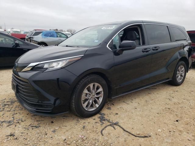 2022 Toyota Sienna LE