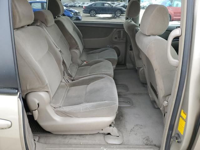 2004 Toyota Sienna CE