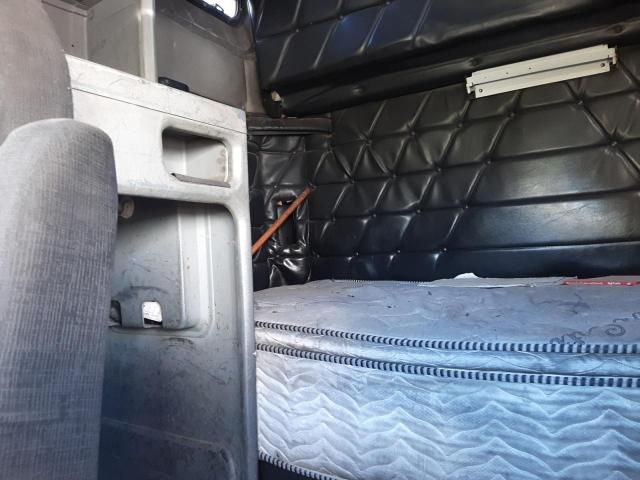 2000 Freightliner Conventional FLD120