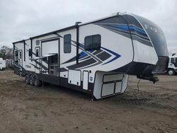 Camiones dañados por inundaciones a la venta en subasta: 2021 Keystone Challenger Fuzion