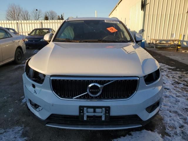 2022 Volvo XC40 T5 Momentum