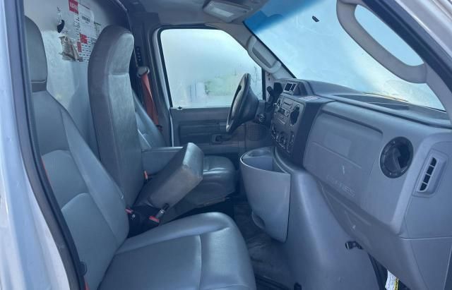 2017 Ford Econoline E350 Super Duty Cutaway Van