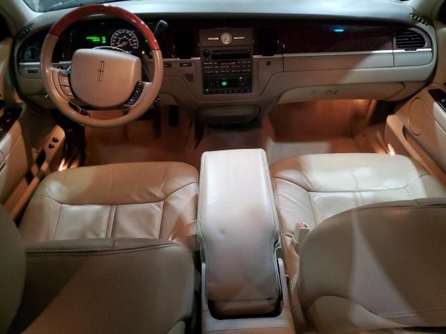 2005 Lincoln Town Car Signature Limited