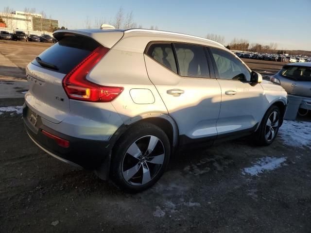 2022 Volvo XC40 T5 Momentum