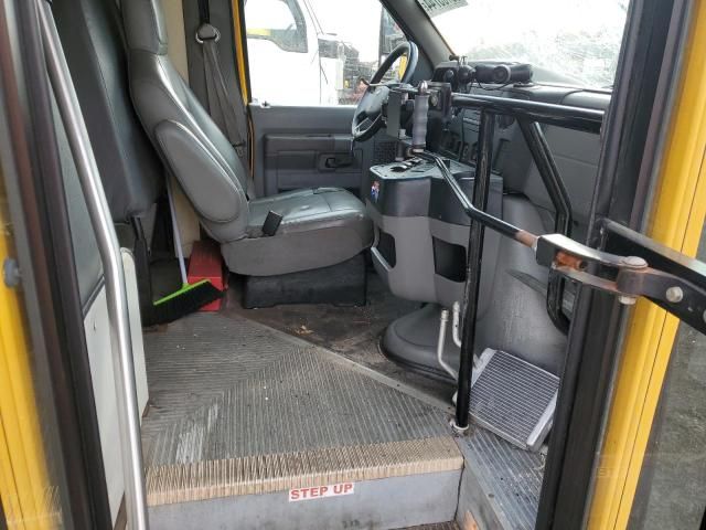 2009 Ford Econoline E350 Super Duty Cutaway Van