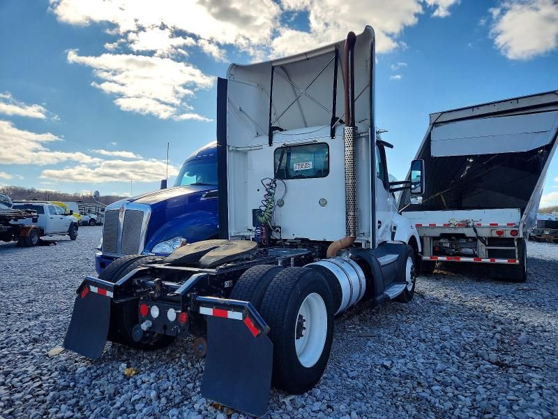2016 Kenworth T680 Semi Truck