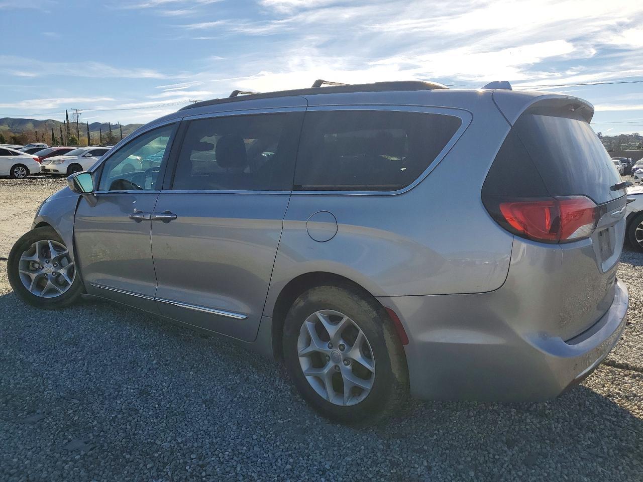 2017 Chrysler Pacifica Touring l