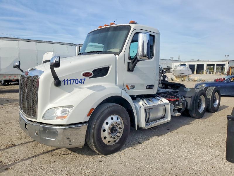 2020 Peterbilt 579 Semi Truck