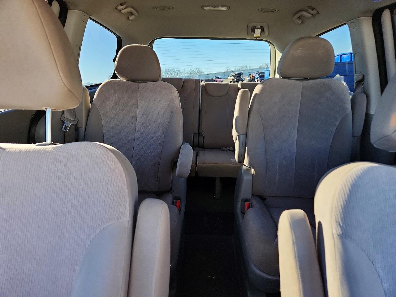 2011 KIA Sedona lx