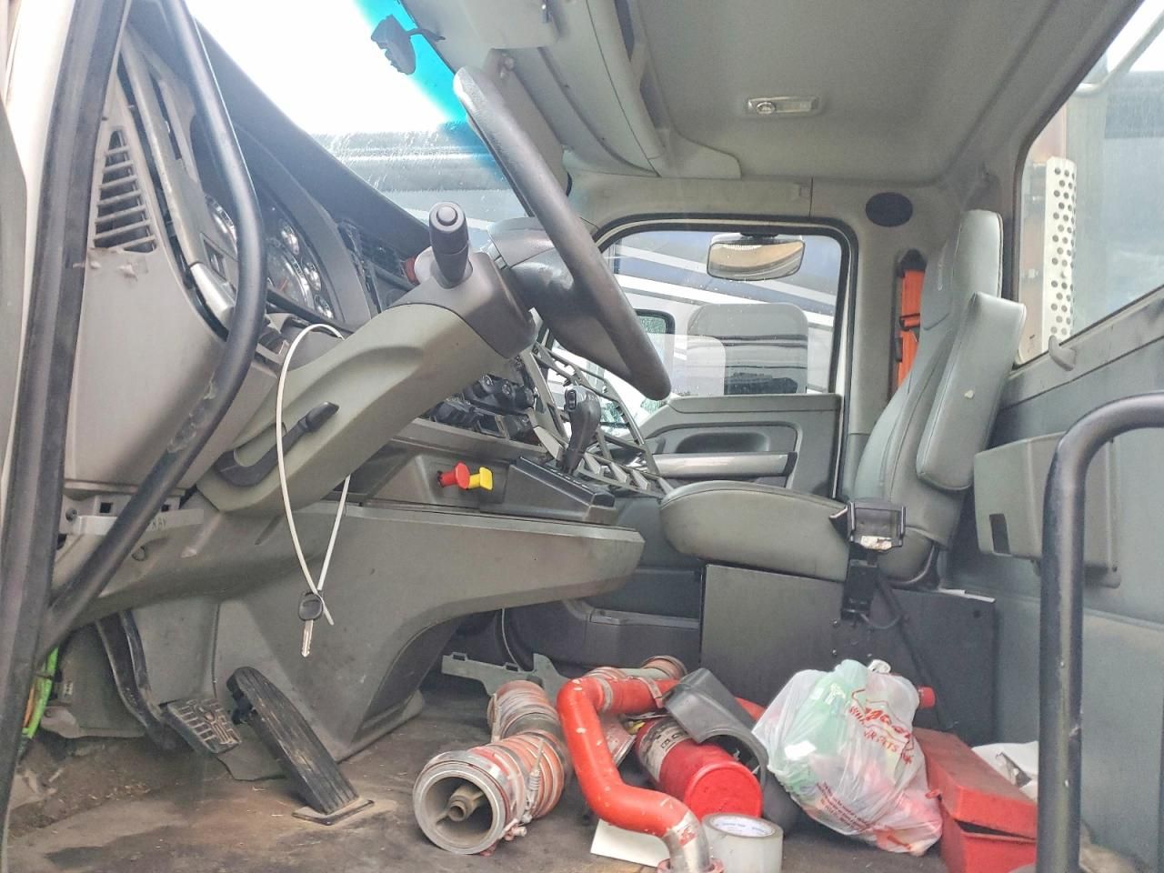 2015 Kenworth T680 Semi Truck