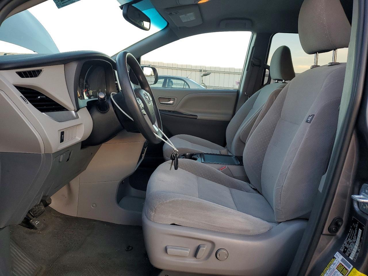 2017 Toyota Sienna le