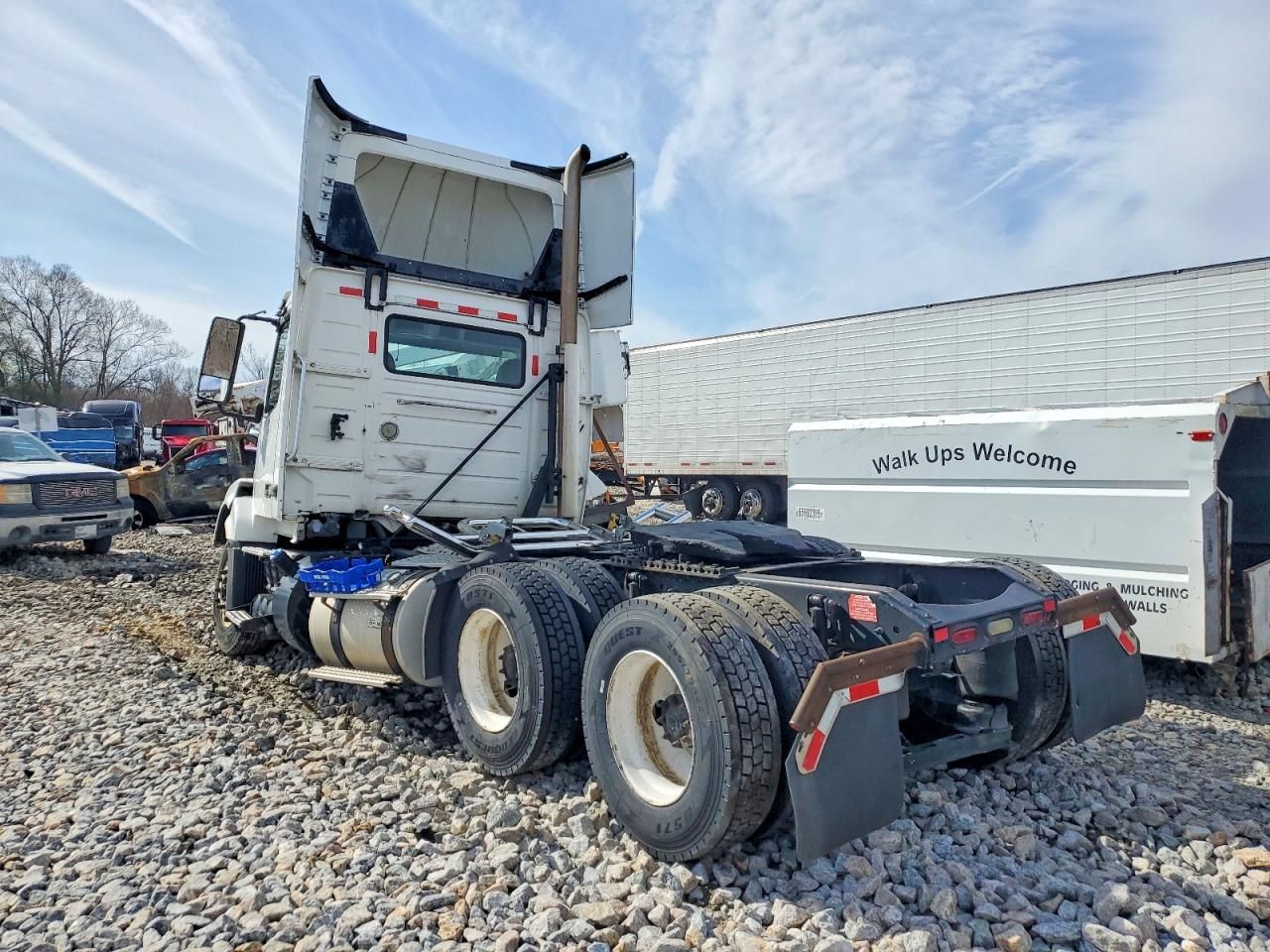 2015 Volvo VNL Semi Truck