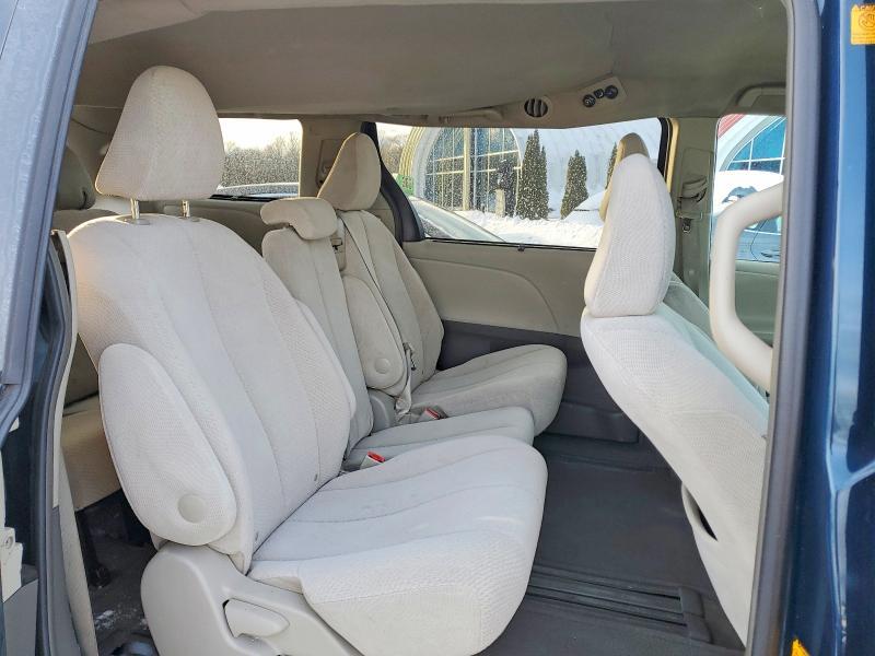 2012 Toyota Sienna le 8 Passenger