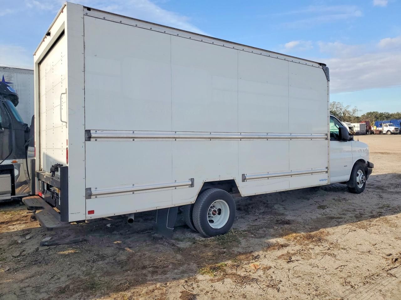 2022 GMC Savana CUT-BOX Truck