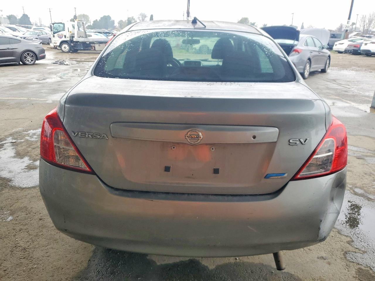 2012 Niss Versa s