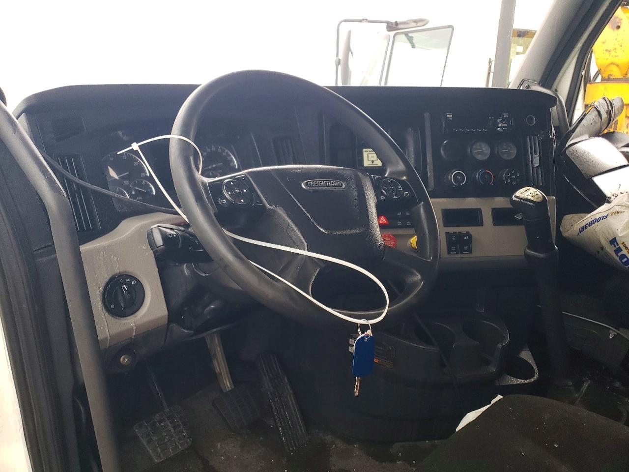 2018 Freigliner 2018 Freightliner Cascadia 126 Semi Truck