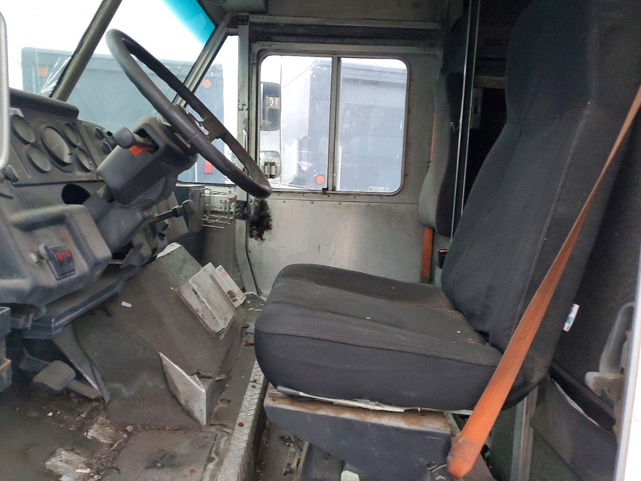 1999 Freightliner MT45 Delivery Truck