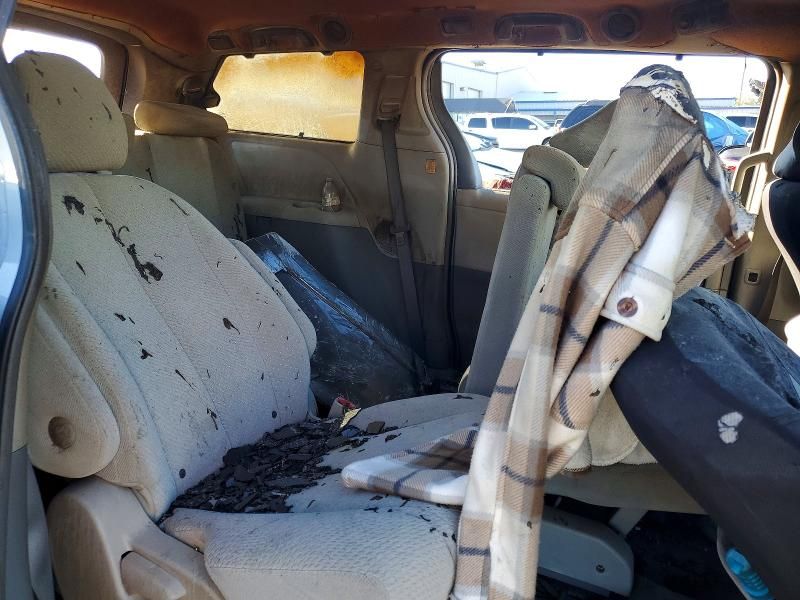 2011 Toyota Sienna le