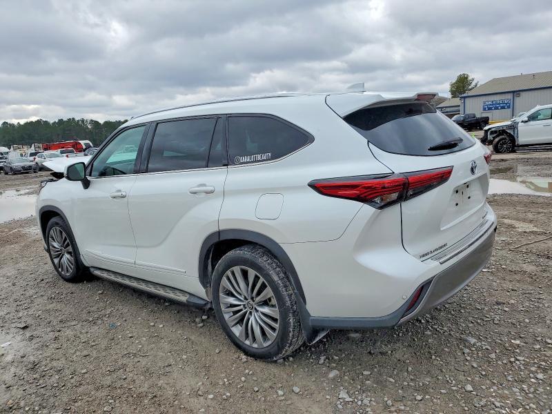 2022 Toyota Highlander Hybrid Platinum