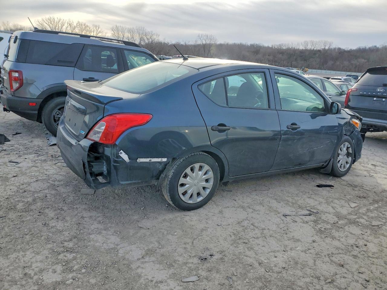 2015 Niss Versa s