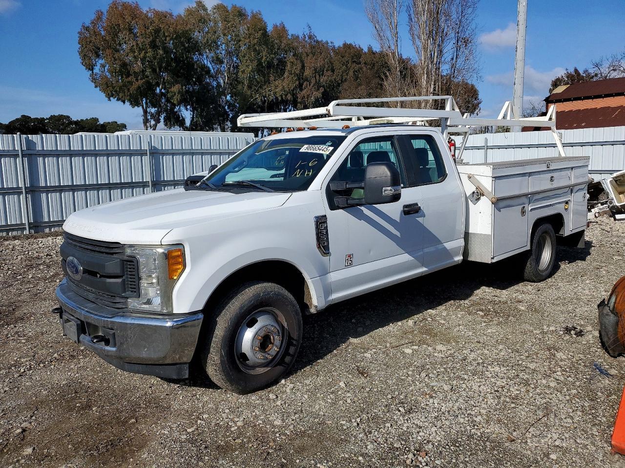2017 Ford F350 Super Duty Utility / Service Truck