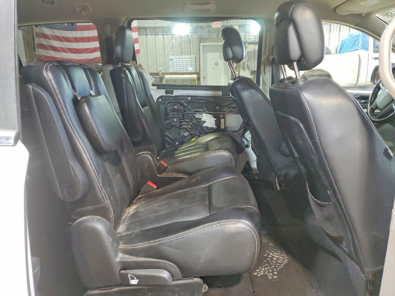 2013 Chrysler Town & Country Touring l