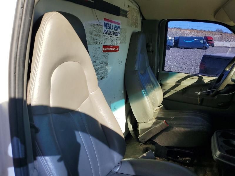2007 GMC Savana BOX Truck