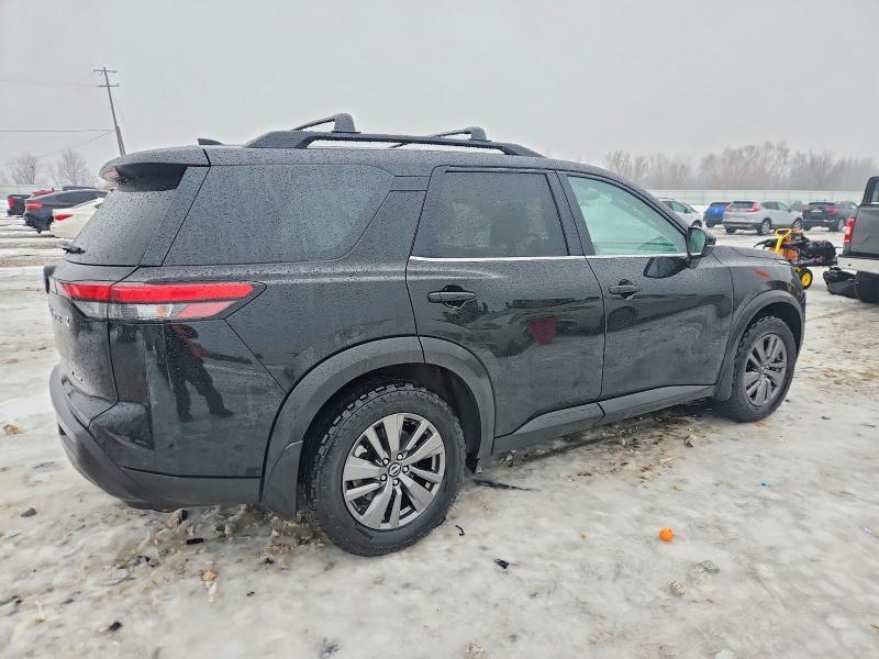 2022 Nissan Pathfinder sv