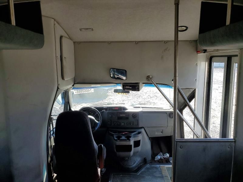 2011 Ford Econoline E350 Super Duty Cutaway Van