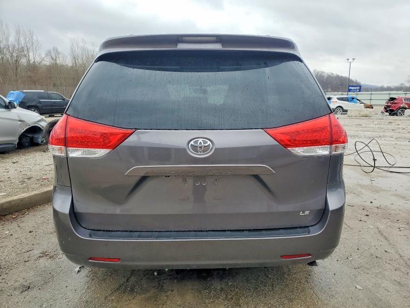 2013 Toyota Sienna le 8-passenger