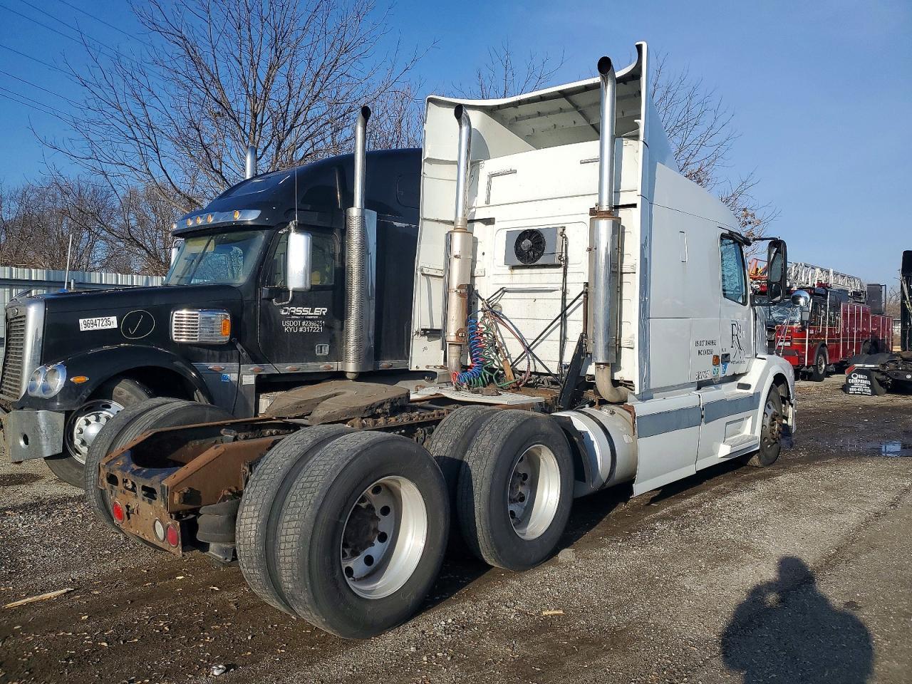 2005 Volv O VNL Semi Truck