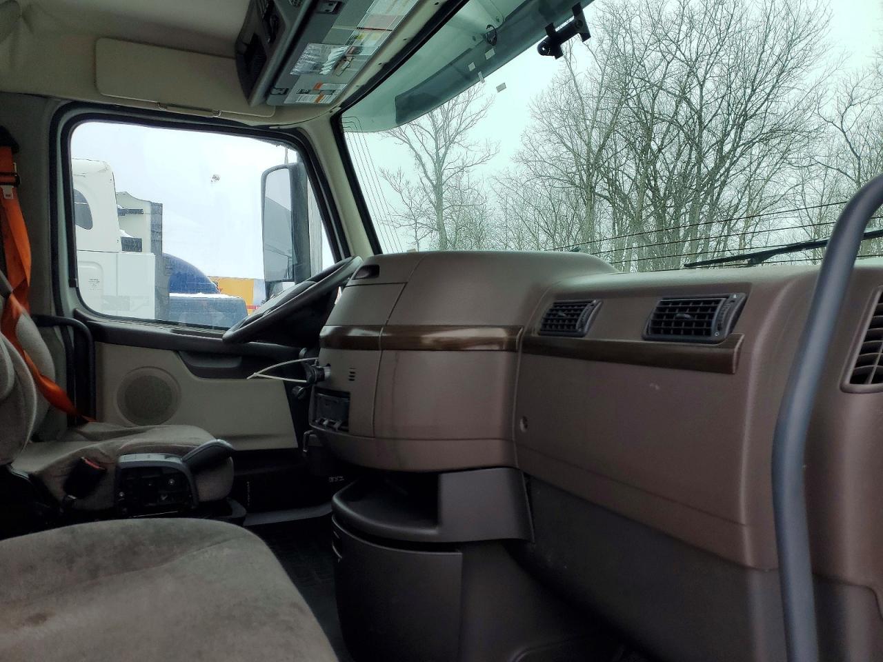 2015 Volvo VNL Semi Truck