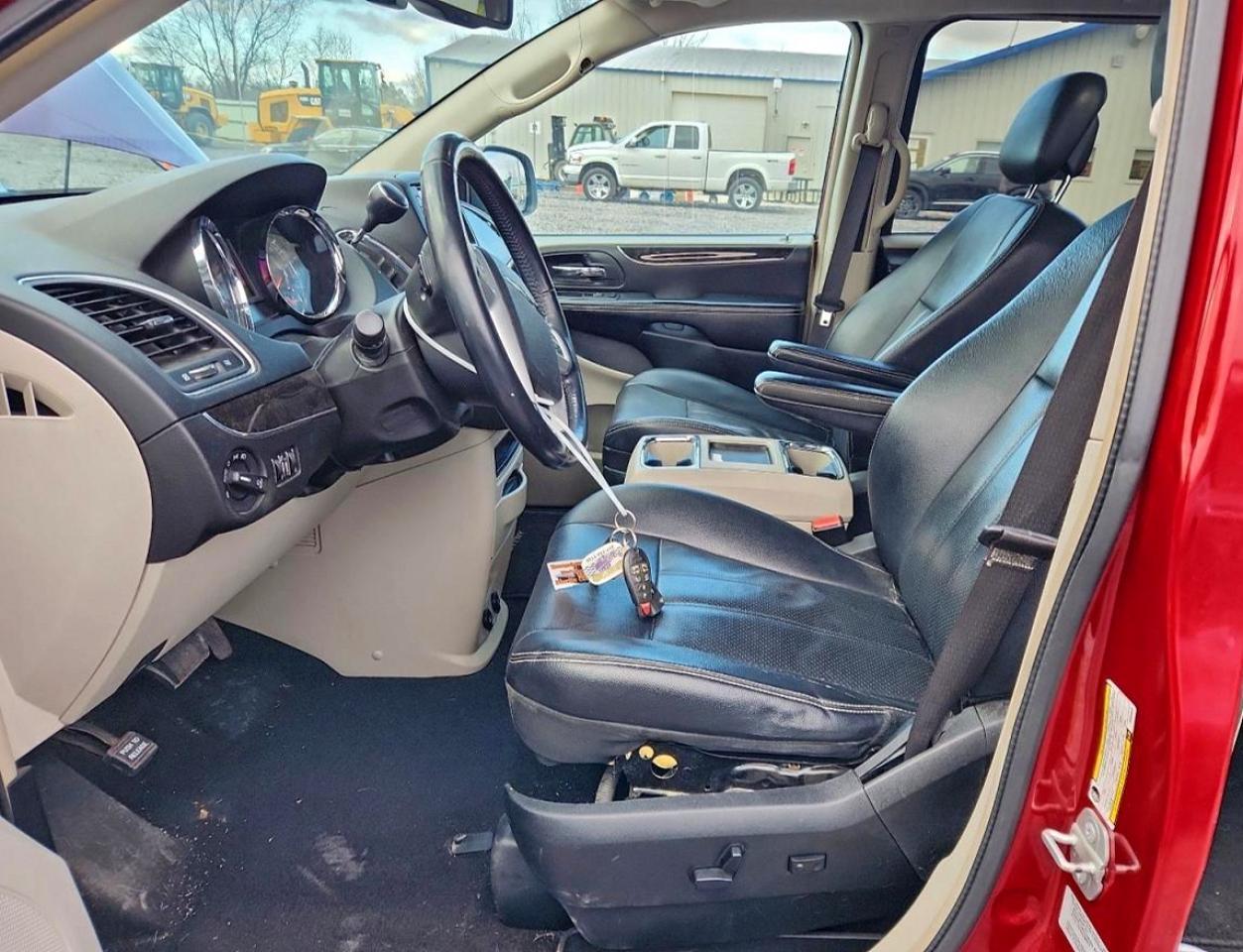 2015 Chrysler Town & Country Touring l