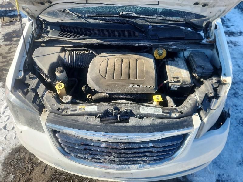 2015 Chrysler Town & Country s