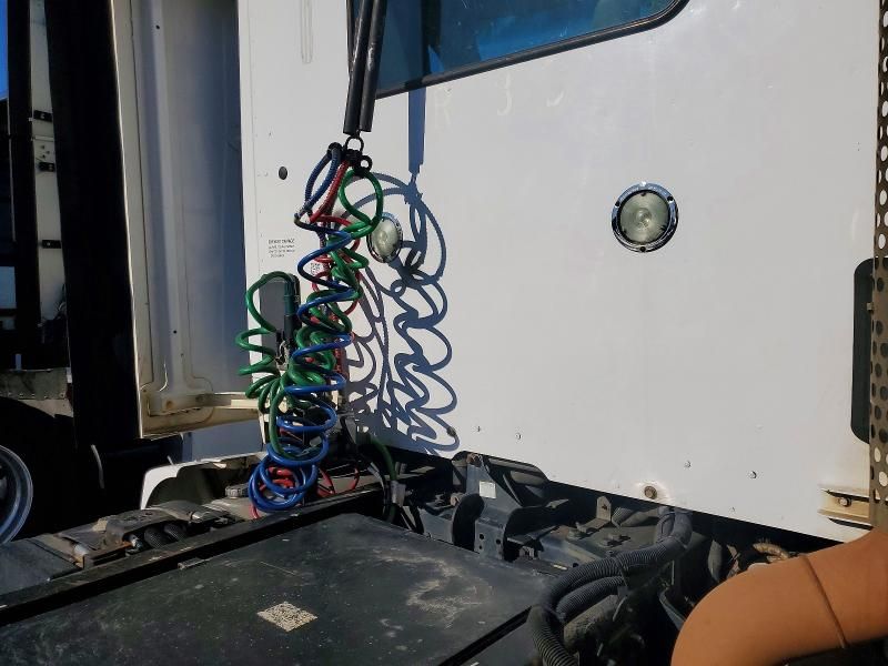 2014 Kenworth T680 Semi Truck