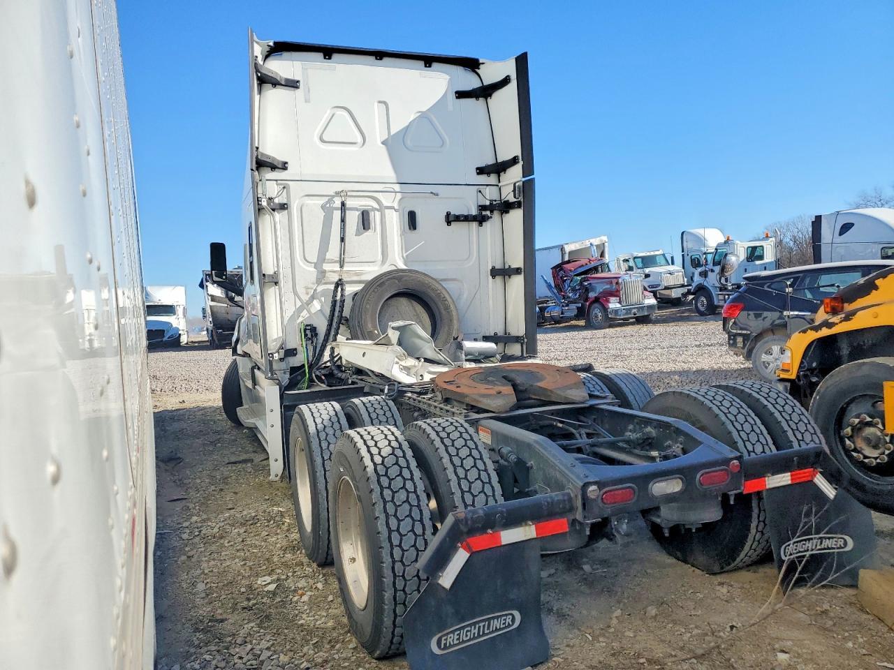2022 Freigliner 2022 Freightliner Cascadia 126 Semi Truck