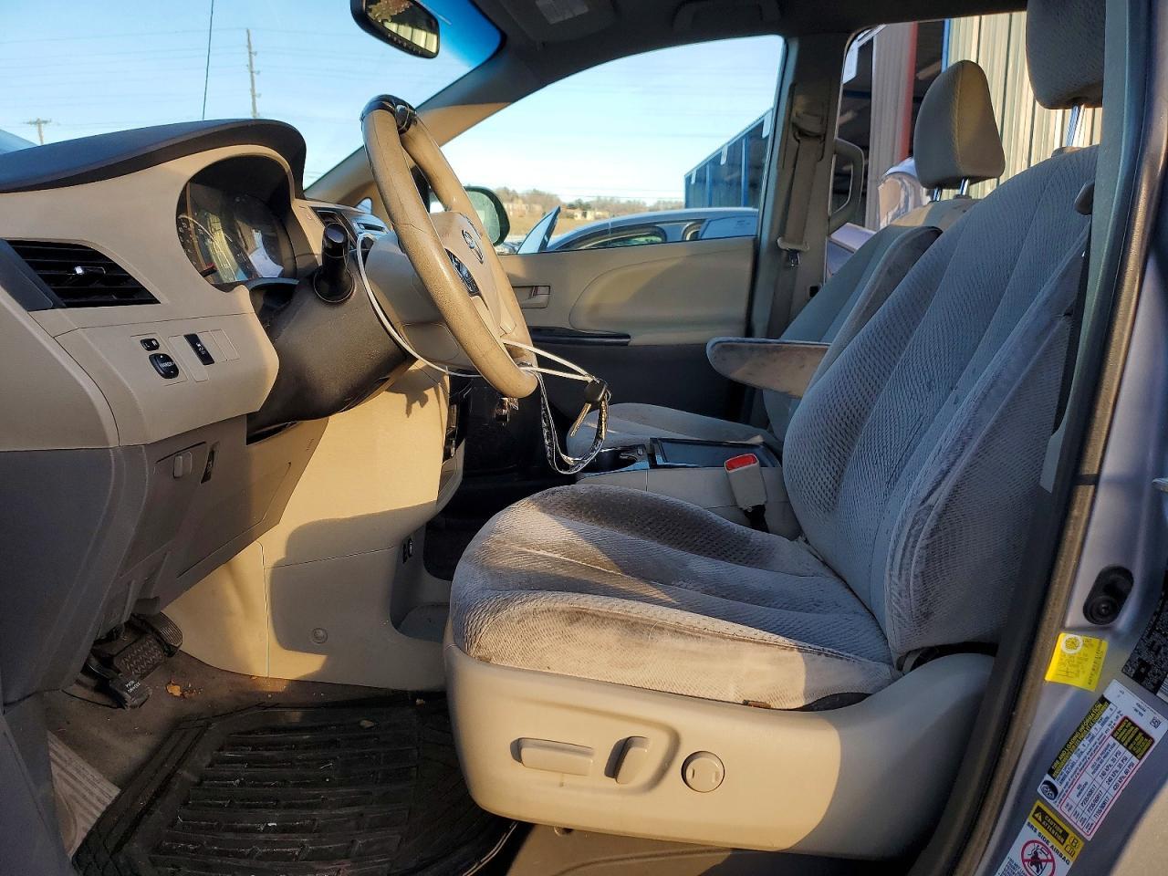 2012 Toyota Sienna le