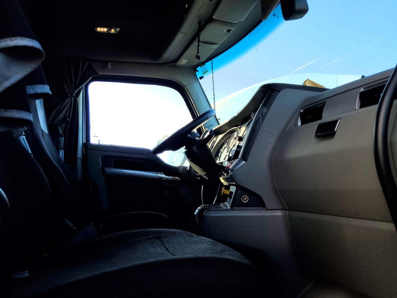 2020 Kenworth T680 Semi Truck